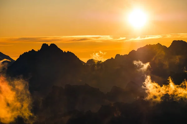 太阳升起在高塔特拉美丽的群山和云彩之上 — 图库照片