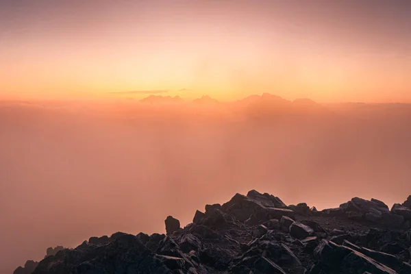 High Tatras ve Slovak dağlarında renkli sisli gün doğumu — Stok fotoğraf