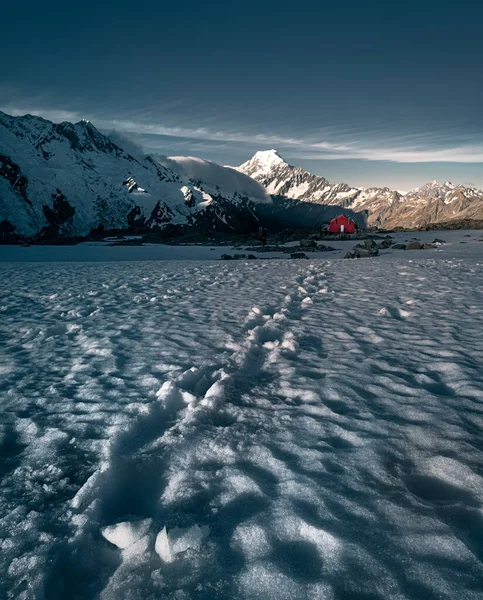 Зимний Горный Пейзаж Вершиной Горы Кук Красной Хижиной Заднем Плане — стоковое фото