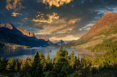 Buzul NP, Montana, ABD 'deki göl ve dağ manzarası