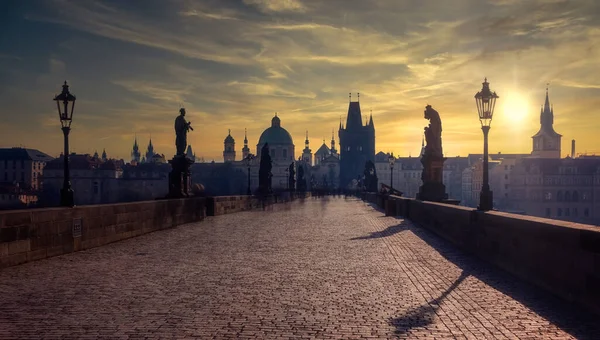 Vista Panorâmica Ponte Charles Nascer Sol Com Céu Colorido Praga — Fotografia de Stock