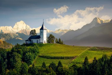 Jamnik kilisesi ve genel dağların manzara manzarası - kompozit görüntü, Slovenya, Avrupa