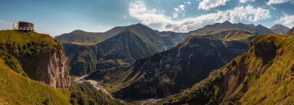 Panorámás Táj Kilátás Gyönyörű Kaukázus Hegyek Kazbegi Ország Grúzia — Stock Fotó