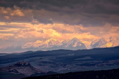 Güneş doğarken Spis kalesi, High Tatras, Slovakya, Avrupa 'da dağ manzarası