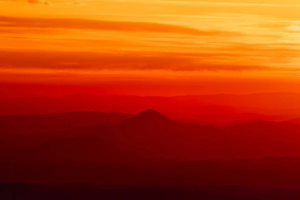 カラフルな日の出 スロバキア ヨーロッパの間に層状の山のシルエットの静かな風景 — ストック写真