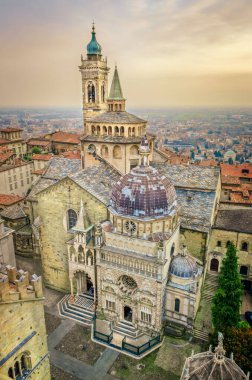 Bergamo, Lombardy, İtalya ve Avrupa 'daki Santa Maria Maggiore tarihi katedralinin manzarası