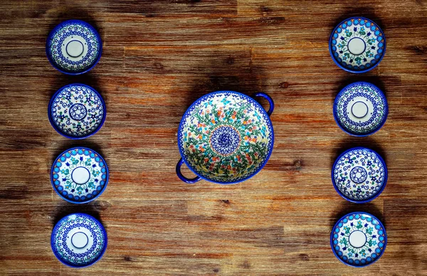 Dettaglio Piastre Ceramica Dipinte Ornate Tavolo Con Texture Legno Stile — Foto Stock