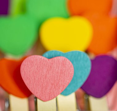 Güzellik ve rengarenk küçük kalpleri diğer rengarenk göğüslerle kapat.