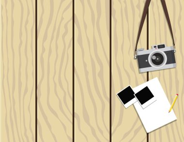 Retro kamera ve ahşap arka plan üzerinde anlık fotoğraf çerçeveleri