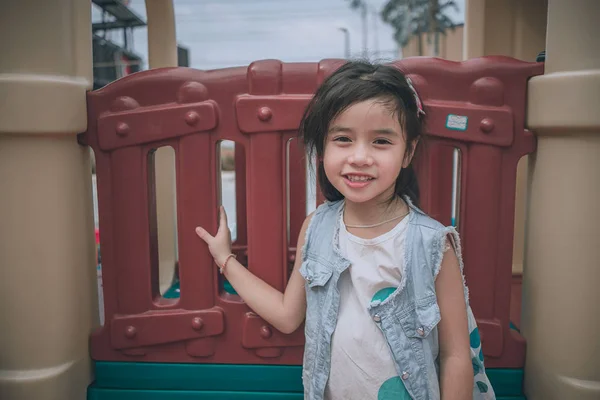 Retrato Bonito Menina Jogar Playground — Fotografia de Stock