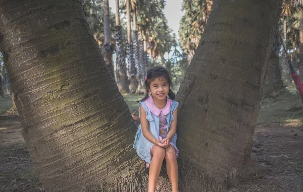 Маленькая Девочка Сидит Рядом Пальмой — стоковое фото