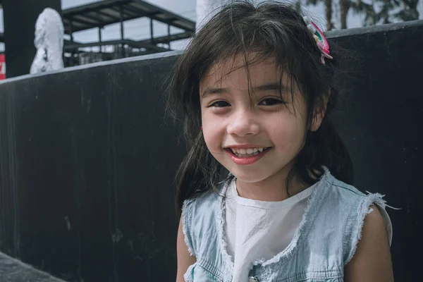 Χαρούμενο Ασιατικό Κοριτσάκι Που Κάθεται Στο Σιντριβάνι — Φωτογραφία Αρχείου