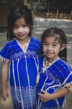 Mavi Karen kostümü giyen iki kız.