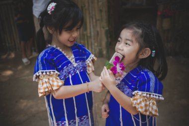 İki kız dondurma yiyor.