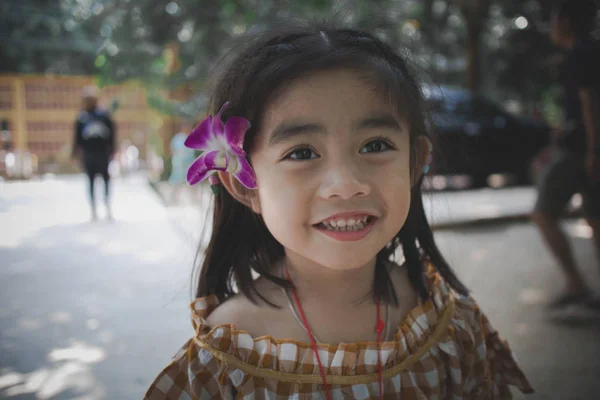 Πορτρέτο Του Ένα Χαριτωμένο Κοριτσάκι Χαμογελώντας — Φωτογραφία Αρχείου
