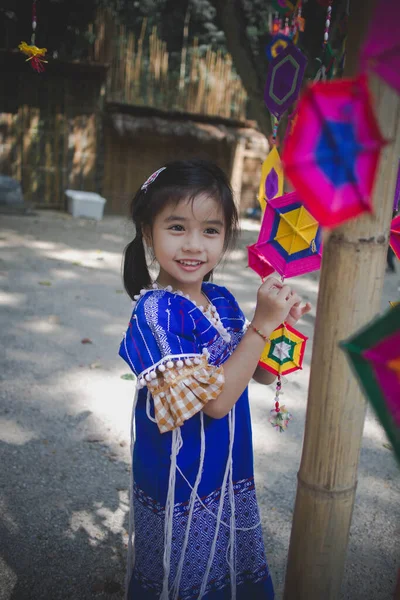 Linda Niña Usando Traje Azul Karen — Foto de Stock