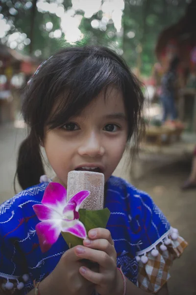 Маленькая Девочка Наслаждается Мороженым — стоковое фото