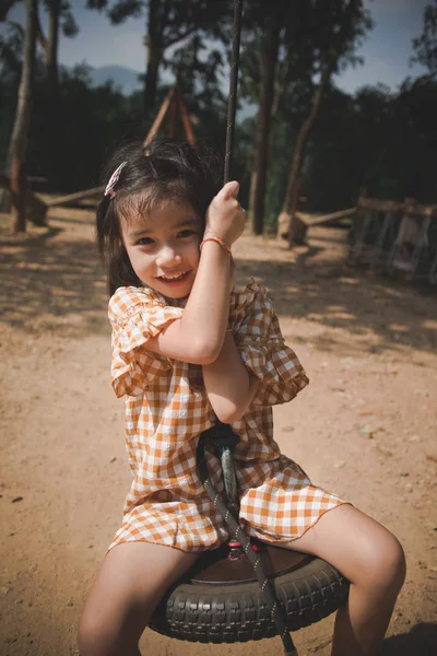 Маленькая Девочка Наслаждается Деятельностью Канатной Дороге — стоковое фото