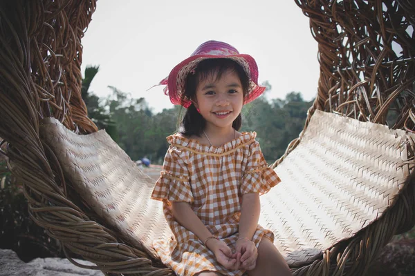 Linda Menina Sorridente Feliz Com Chapéu Vestindo — Fotografia de Stock