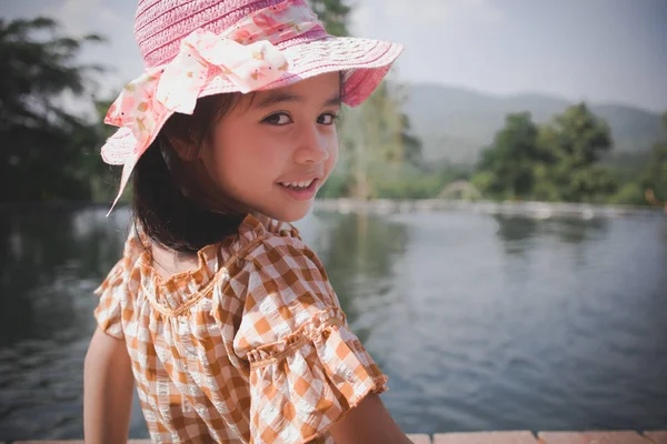 Linda Menina Sorridente Feliz Com Chapéu Vestindo — Fotografia de Stock