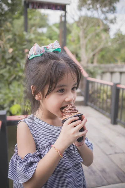 Счастливая Маленькая Девочка Ест Мороженое — стоковое фото