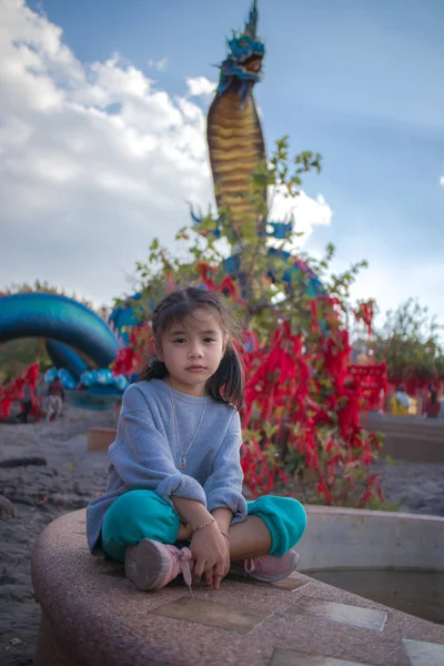 Joven Niña Sentarse Tailandés Naga Estatua Phu Manorom Ver —  Fotos de Stock