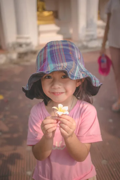 Портрет Милой Маленькой Девочки Цветами — стоковое фото