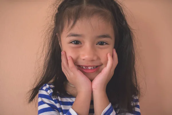 Ασιατικό Κοριτσάκι Που Επιδεικνύει Χαμένο Της Μπροστινό Δόντι — Φωτογραφία Αρχείου