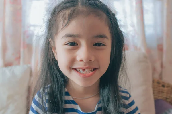 Ásia Menina Mostrando Fora Ela Falta Frente Dente — Fotografia de Stock