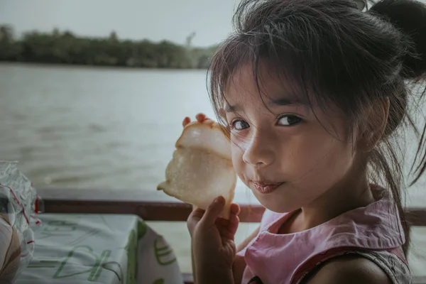 Pequeña Chica Asiática Comiendo Pan Integral —  Fotos de Stock