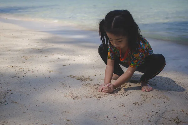 Menina Brincando Areia Ondas Praia — Fotografia de Stock