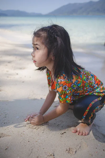 Menina Feliz Brincando Com Areia Praia Verão — Fotografia de Stock