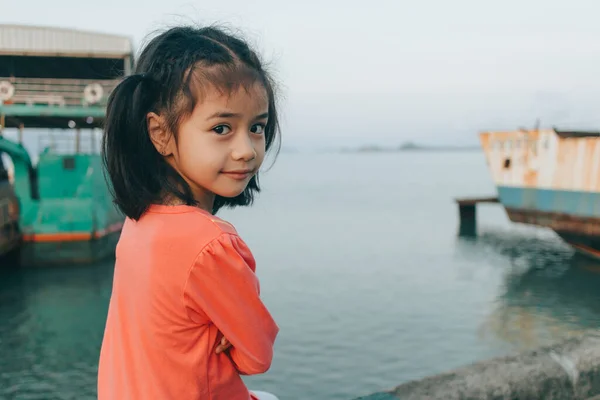 在防波堤上的小女孩的肖像 — 图库照片