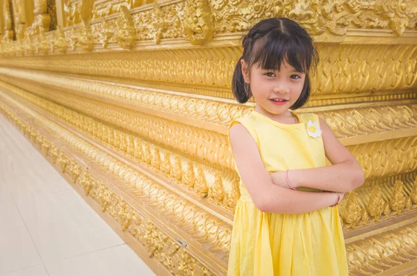 穿着黄色衣服的可爱小女孩 — 图库照片