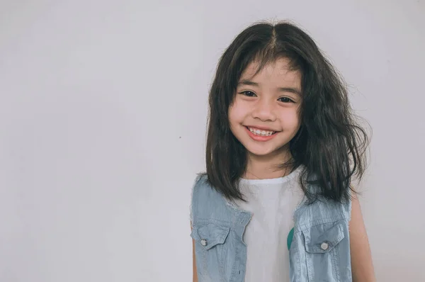 Retrato Menina Asiática Com Jeans Desgaste Para Moda — Fotografia de Stock