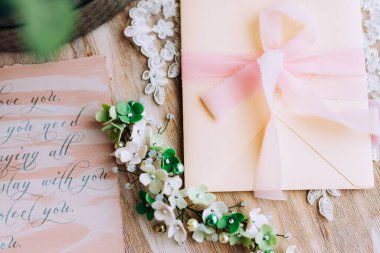 Masada romantik inci takılarla süslenmiş düğün kompozisyonu. Gelinin sabahından kalma mücevherler..