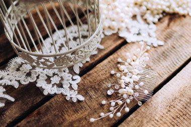 Masada romantik inci takılarla süslenmiş düğün kompozisyonu. Gelinin sabahından kalma mücevherler..