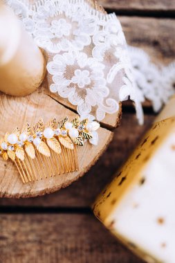 Masada romantik inci takılarla süslenmiş düğün kompozisyonu. Gelinin sabahından kalma mücevherler..