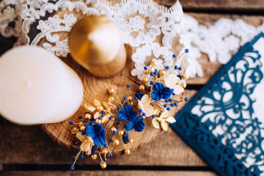 Masada romantik inci takılarla süslenmiş düğün kompozisyonu. Gelinin sabahından kalma mücevherler..