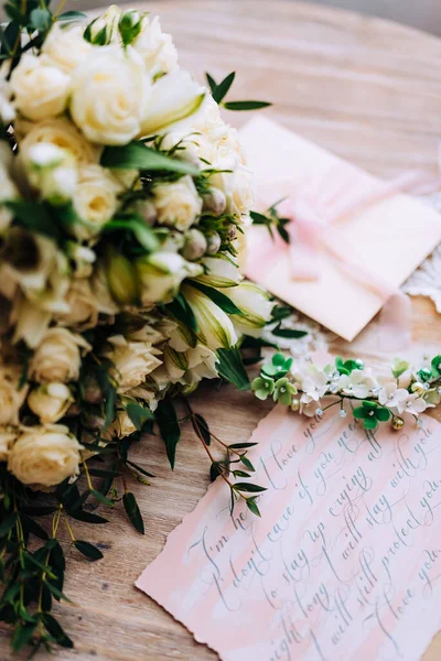 桌上的婚纱装饰着浪漫的珍珠珠宝 新娘早上的珠宝特写细节 — 图库照片