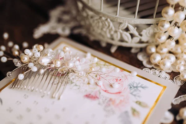 桌上的婚纱装饰着浪漫的珍珠珠宝 新娘早上的珠宝特写细节 — 图库照片