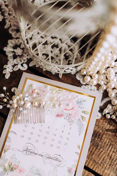 Composição Casamento Decorado Com Jóias Pérolas Românticas Mesa Detalhes Close — Fotografia de Stock