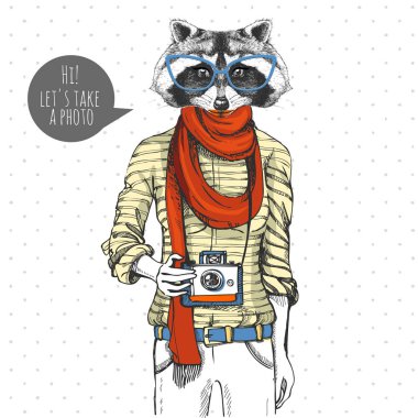 Fotoğraf makinesi ile Retro Hipster hayvan Rakun. Kadın modeli