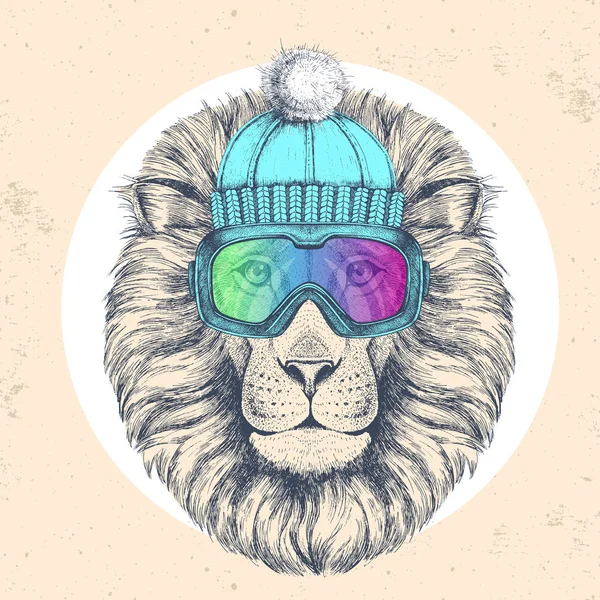 Hipster animal león en sombrero de invierno y gafas de snowboard. Dibujo a mano Bozal de león — Vector de stock
