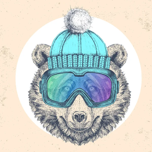 Orso animale hipster in cappello invernale e occhiali da snowboard. Mano disegno Muso di orso — Vettoriale Stock