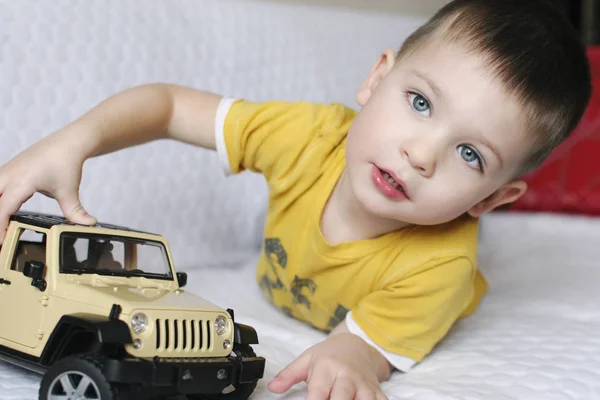 Petit garçon joue avec des voitures jouets à la maison — Photo