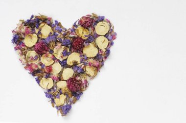 Çiçekler beyaz bir arka plan üzerinde dekoratif kalp