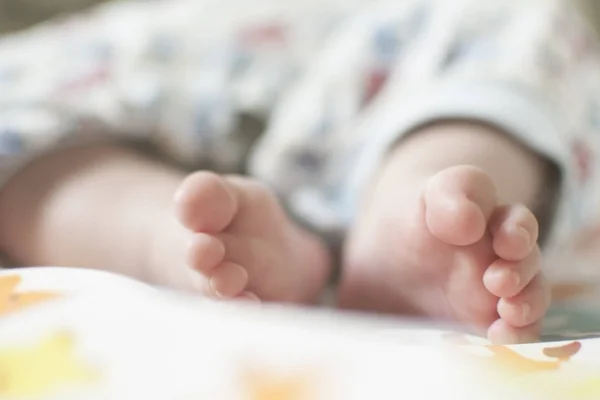 Dedos nos pés de um bebê recém-nascido close-up — Fotografia de Stock