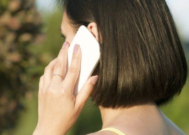 Evet ve sokakta yaz aylarında gülümseyen bir esmer kadın