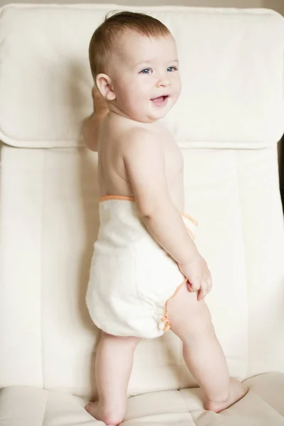 Niño en un pañal de bebé de algodón reutilizable natural —  Fotos de Stock